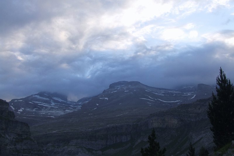 2008-07-11,07-38-28,Mont Perdu dans les nuages.jpg